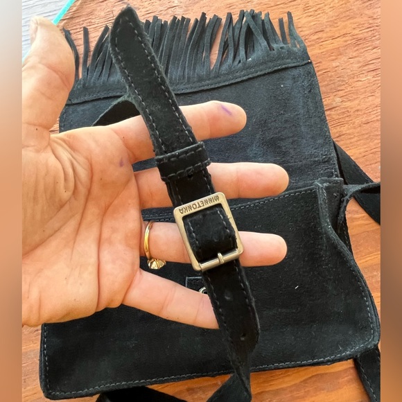 MINNETONKA BLACK LEATHER CROSSBODY - Picture 7 of 8